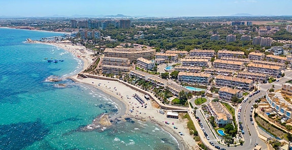 Nydelig villa med 4 soverom og 4 bad | Attraktivt område og gangavstand til strand  |Takterrasse med utsikt og basseng