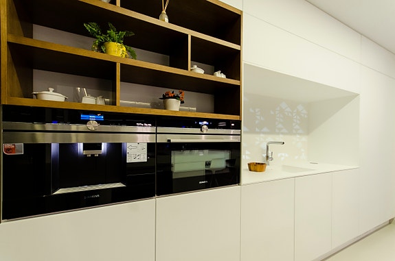 Nydelig villa med 4 soverom og 4 bad | Attraktivt område og gangavstand til strand  |Takterrasse med utsikt og basseng