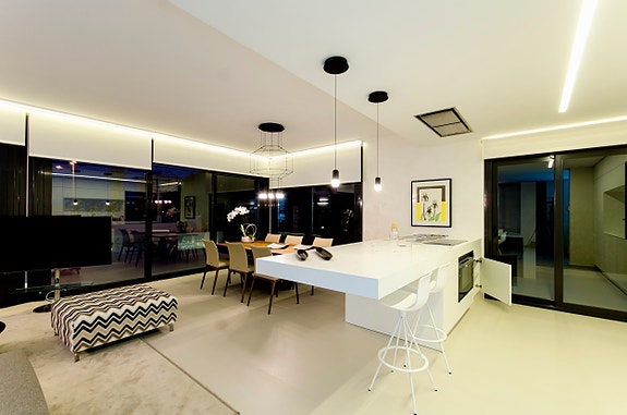 Nydelig villa med 4 soverom og 4 bad | Attraktivt område og gangavstand til strand  |Takterrasse med utsikt og basseng