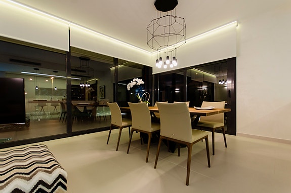 Nydelig villa med 4 soverom og 4 bad | Attraktivt område og gangavstand til strand  |Takterrasse med utsikt og basseng