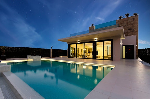 Nydelig villa med 4 soverom og 4 bad | Attraktivt område og gangavstand til strand  |Takterrasse med utsikt og basseng