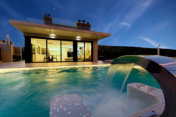 Nydelig villa med 4 soverom og 4 bad | Attraktivt område og gangavstand til strand  |Takterrasse med utsikt og basseng