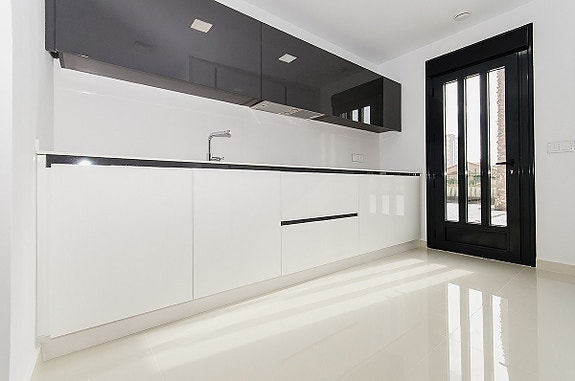 Villa med 4 soverom, hage og privat basseng - kun 250 m fra stranden i Campoamor