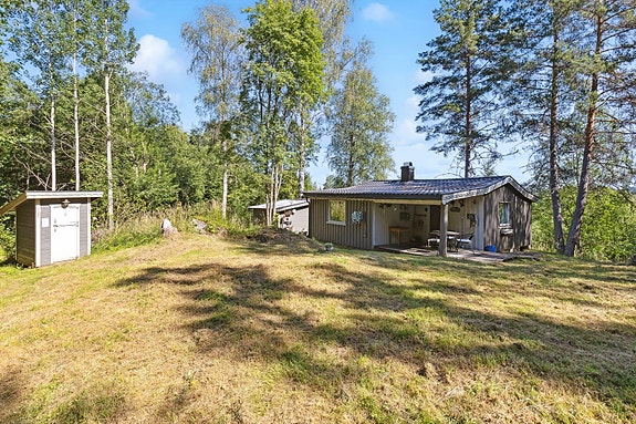 Hytta har innlagt strøm, men ikke vann og avløp. Frittstående utedo fra 2014.