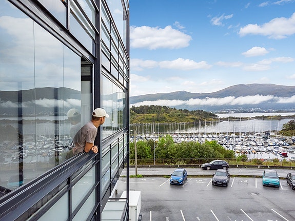 EIE eiendomsmegling ved Sissel Longva presenterer Nørvegata 28B, som har utsikt både til båthavna og til Sulafjellet.