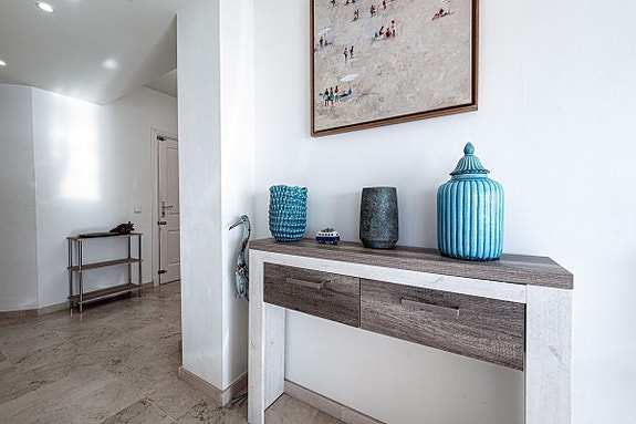 Eksklusiv toppleilighet rett ved stranden - 3 soverom og 3 bad - Totalrenovert med store terrasser og panoramautsikt