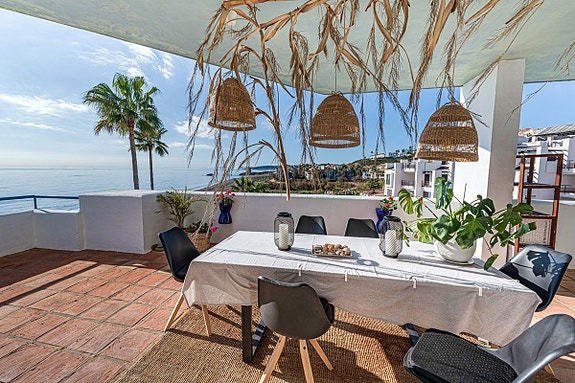 Eksklusiv toppleilighet rett ved stranden - 3 soverom og 3 bad - Totalrenovert med store terrasser og panoramautsikt