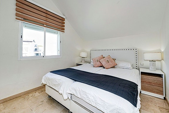 Eksklusiv toppleilighet rett ved stranden - 3 soverom og 3 bad - Totalrenovert med store terrasser og panoramautsikt