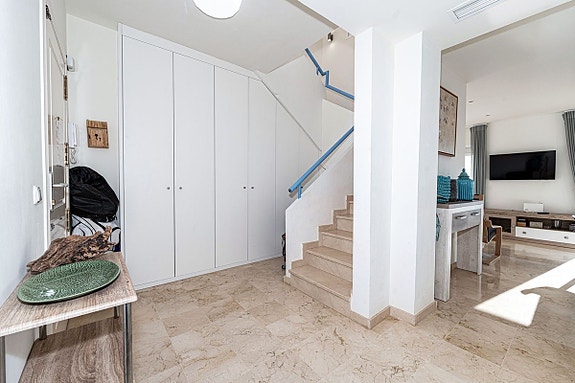 Eksklusiv toppleilighet rett ved stranden - 3 soverom og 3 bad - Totalrenovert med store terrasser og panoramautsikt