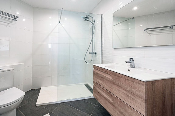 Eksklusiv toppleilighet rett ved stranden - 3 soverom og 3 bad - Totalrenovert med store terrasser og panoramautsikt