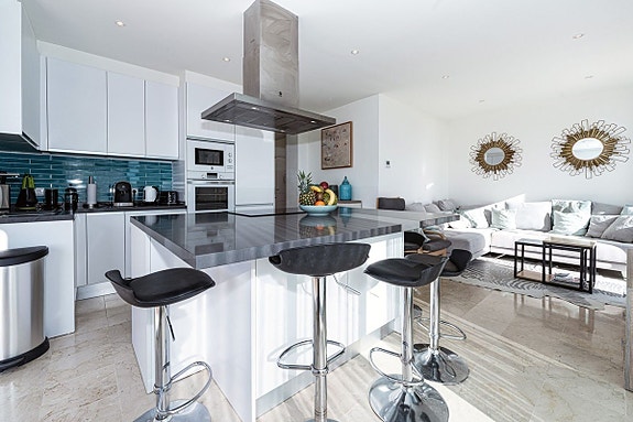 Eksklusiv toppleilighet rett ved stranden - 3 soverom og 3 bad - Totalrenovert med store terrasser og panoramautsikt