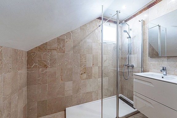 Eksklusiv toppleilighet rett ved stranden - 3 soverom og 3 bad - Totalrenovert med store terrasser og panoramautsikt