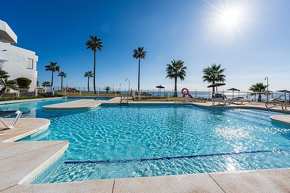 Eksklusiv toppleilighet rett ved stranden - 3 soverom og 3 bad - Totalrenovert med store terrasser og panoramautsikt