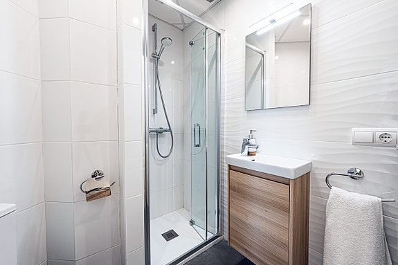 Eksklusiv toppleilighet rett ved stranden - 3 soverom og 3 bad - Totalrenovert med store terrasser og panoramautsikt