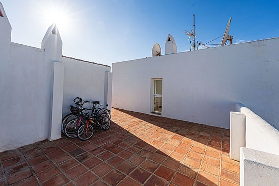 Eksklusiv toppleilighet rett ved stranden - 3 soverom og 3 bad - Totalrenovert med store terrasser og panoramautsikt