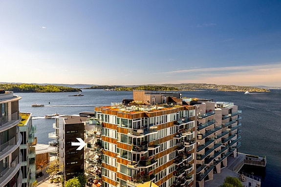 På toppen av bygget er en fantastisk felles takterrasse, til glede for beboerne i sameiet. Leiligheten ligger i byggets 6. etasje (markert med pil).