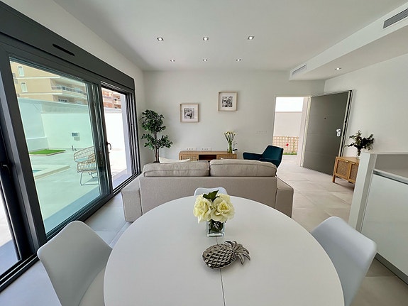 SOLGT! Villa med 3 soverom, 2 bad og basseng | Populær beliggenhet - nær La Zenia Boulevard