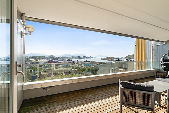 Velkommen til Nedre Rønvik Terrasse 16. Fantastisk utsikt over Bodø, hav og fjell.