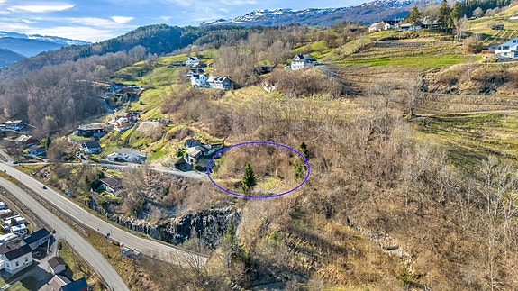 - Nordvik Hardanger har gleden av å presentere en naturskjønn eiendom med nydelige utsikt mot fjord og fjell -