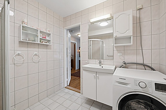Baderommet har opplegg for vaskemaskin.