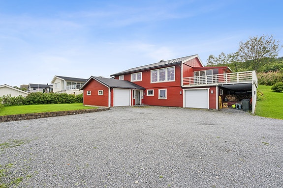 Vi ønsker deg velkommen til denne fine eneboligen i Uraveien 8!