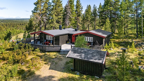 Eiendomsmegler Ida Follinglo presenterer denne eiendommen som består av hytte, anneks og uthus. Foto: Christine Stokkebryn