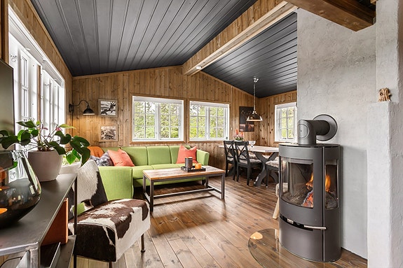 Velkommen til Gamleseterveien 242!
Denne tradisjonsrike tømmerhytten byr på et tidløst uttrykk i solide materialer, kombinert med moderne løsninger som gjør oppholdet behagelig året rundt.