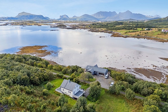 Velkommen til Solstranda 40! En trivelig enebolig i flotte omgivelser - Presentert av EiendomsMegler1 Lofoten!