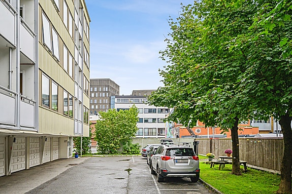 Fra leiligheten er det kort gangavstand til det meste du måtte trenge i hverdagen.