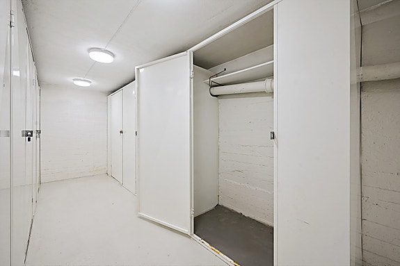 Praktisk bod med god oppbevaringsplass - perfekt for klær, sportsutstyr eller sesongartikler.