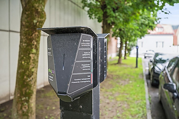 Lading av elbil rett i borettslaget - en moderne og bærekraftig løsning.