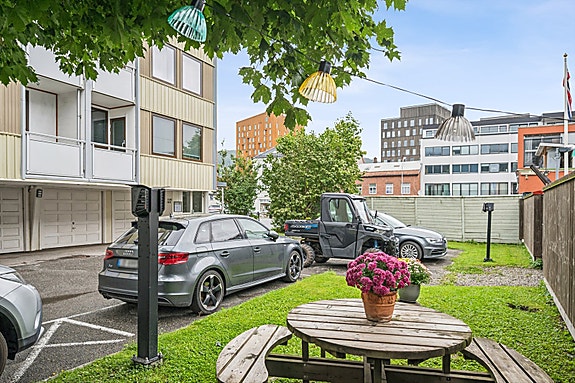 Fellesarealene er godt vedlikeholdt, innbydende og gir plass til sosialt samvær med naboer eller venner.