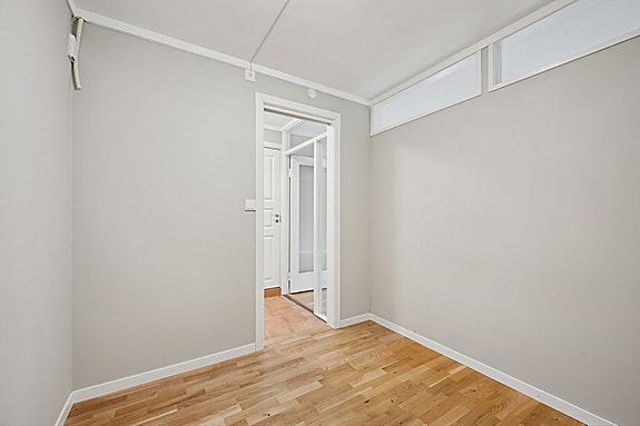 Lys og lun sovealkove med god plass til seng og oppbevaring.