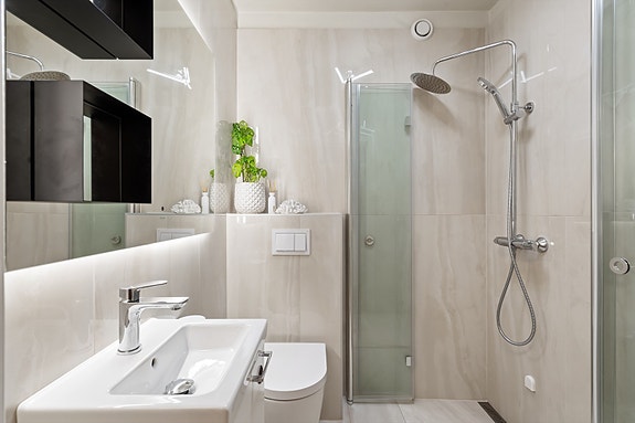 Bad renovert i 2023. Flislagte vegger og gulv i tidløse farger. Nedstøpte varmekabler i gulv.