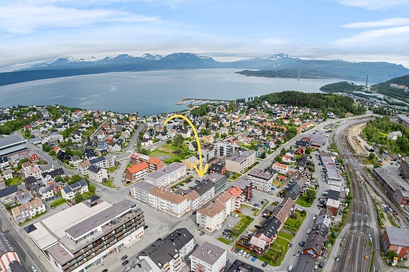 Sentral beliggenhet med gangavstand til dagligvarebutikk, skoler, barnehager og sentrum