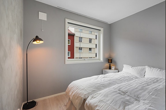 Soverom 1 - lyst hovedsoverom med plass til dobbeltseng, rolige fargetoner som gir en behagelig atmosfære