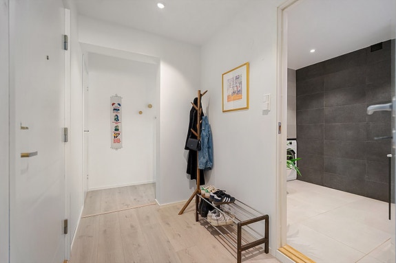 Lys gang med adkomst til bad og god plass til oppheng av yttertøy