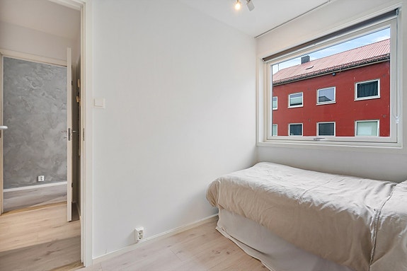 Soverom 2 - praktisk planløsning og lyse flater som gjør rommet enkelt å møblere