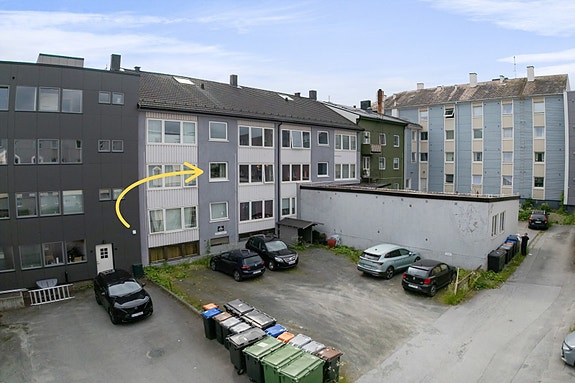Leiligheten ligger i 2. etasje med inngang fra Frydenlundgata og bakgården