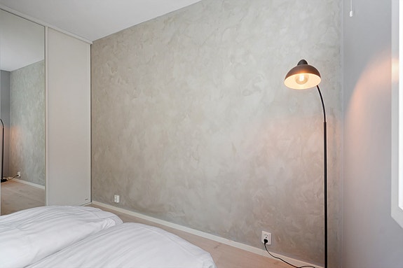 Praktisk skyvedørsgarderobe som gir godt med oppbevaringsplass