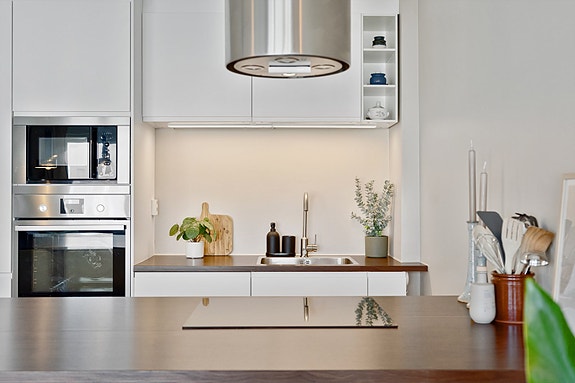 Lyst kjøkken med god arbeidsplass og skapplass