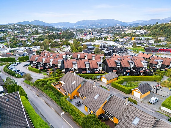 Boligen ligger i veletablert boligområde i barnevennlige omgivelser
