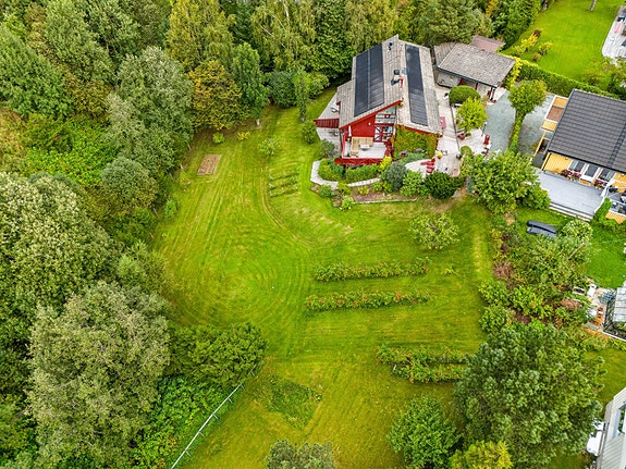 Velkommen til Solvollvegen. En flott tomt på hele 761 kvm i rolig gate vendt mot friareal.