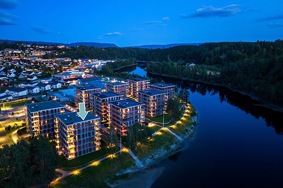 Velkommen til Benterudstranda 5, en sjelden mulighet i første rekke mot vakre Storelva. Presentert av eiendomsmegler Torfinn Holen.