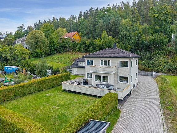 Nikolai Nordqvist v/Privatmegleren Holmestrand har gleden av å presentere Eikernveien 23.