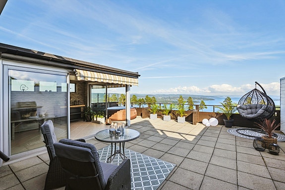 Velkommen til fantastiske Granliveien 41 med fortryllende utsikt over Oslofjorden!