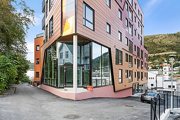 Hjørnelokale med særpreg, store vinduer og takhøyde