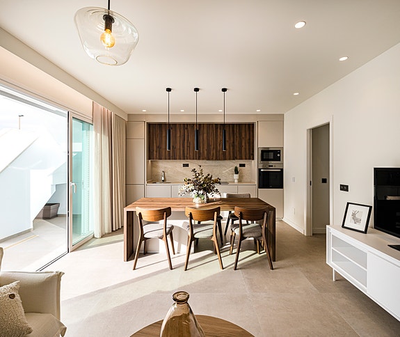 Rålekker penthouse-leilighet med møbler inkludert | Kun 400 m til nydelig strand | Må sees!