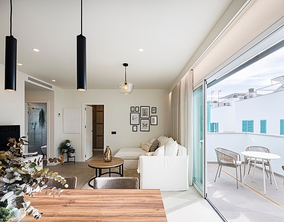 Rålekker penthouse-leilighet med møbler inkludert | Kun 400 m til nydelig strand | Må sees!