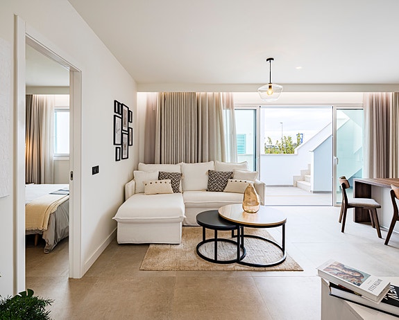 Rålekker penthouse-leilighet med møbler inkludert | Kun 400 m til nydelig strand | Må sees!